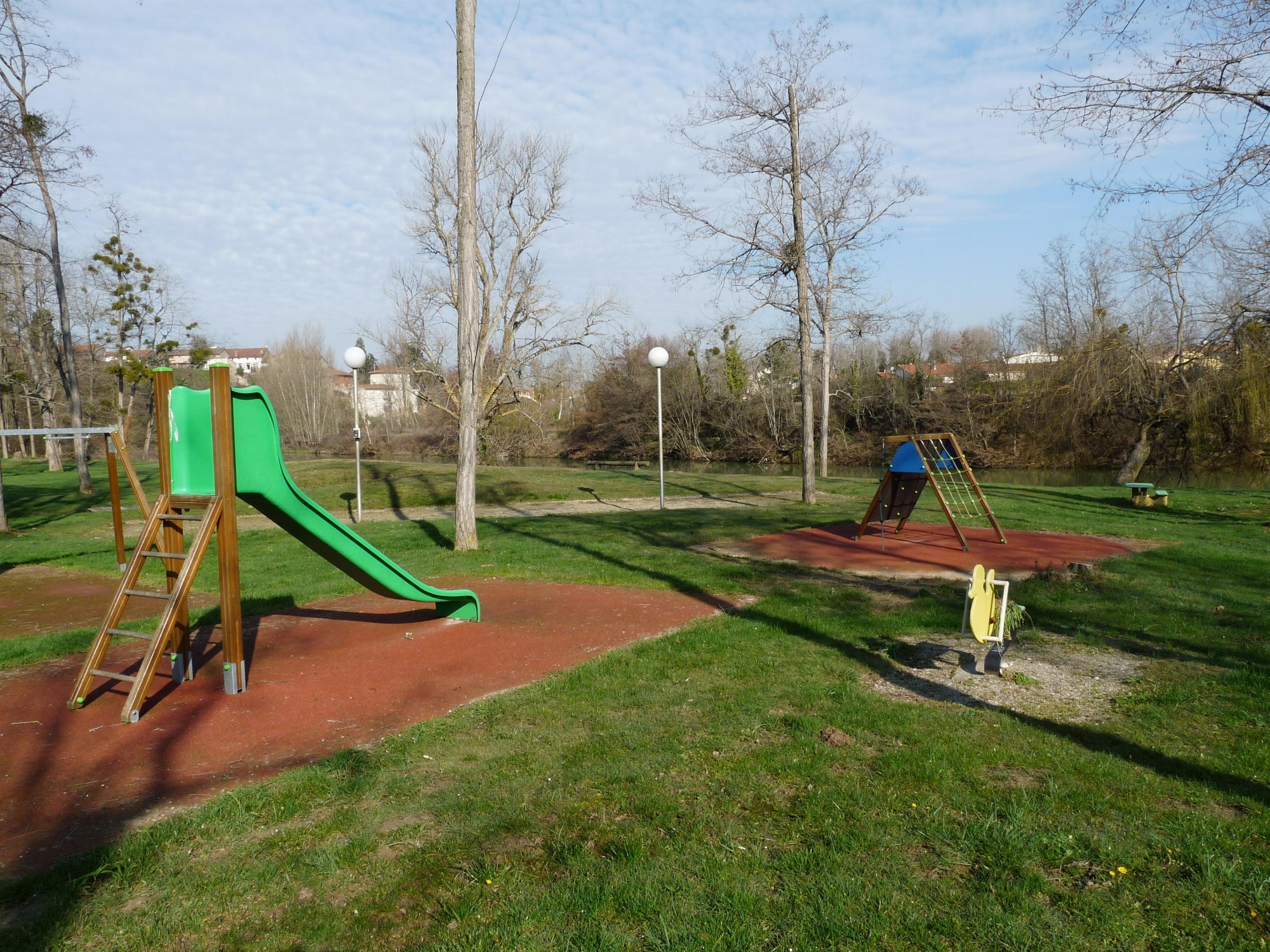 Aire de jeux pour les enfants avec gazon et toboggan