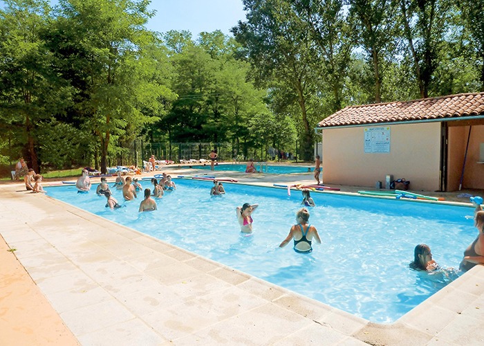 Piscine ouverte accessible à la clientèle du camping la Bastide