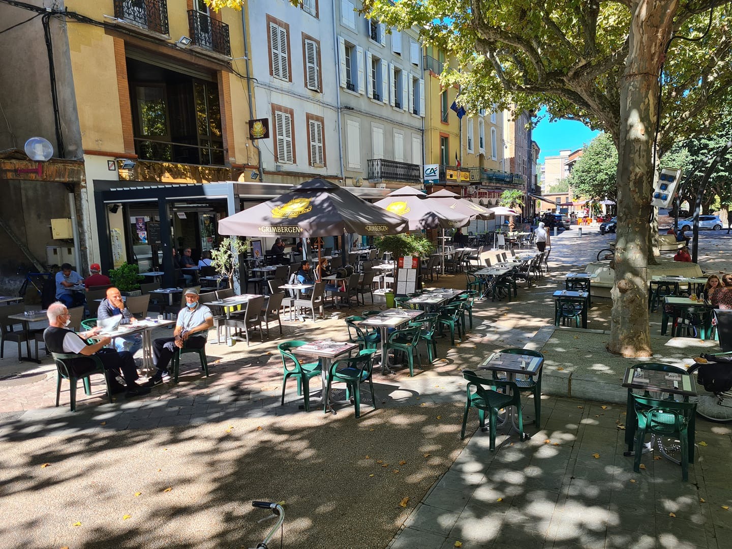 sur la place de la république à pamiers