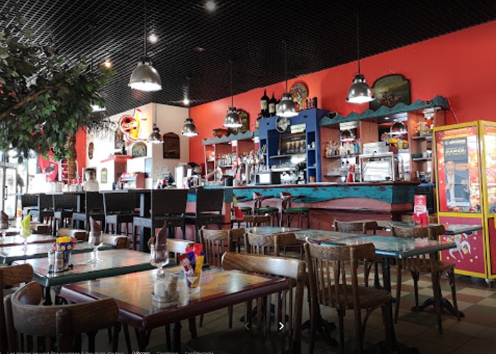 salle de restaurant avec espace bar