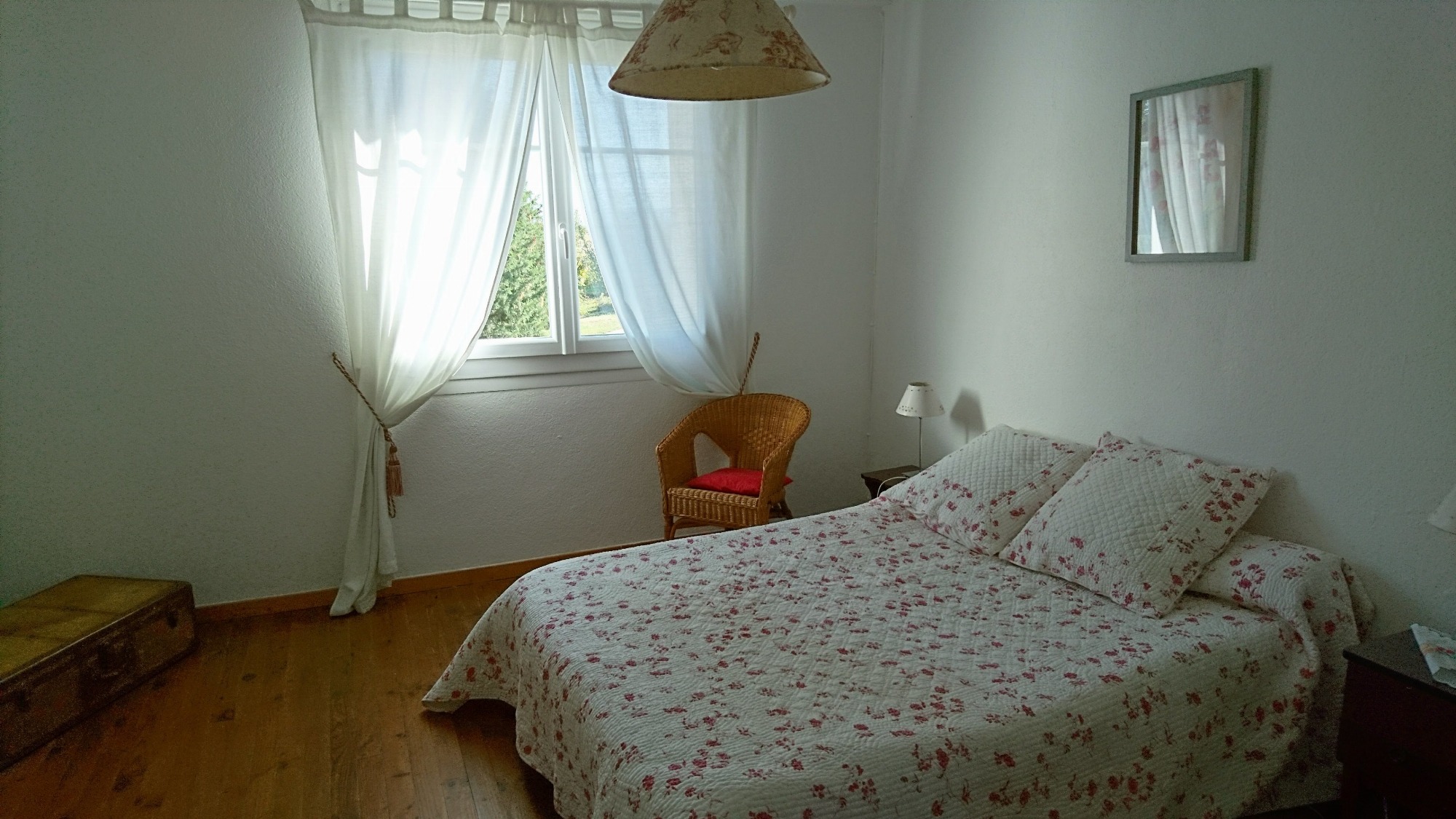 chambre pour deux personnes avec lumière naturelle