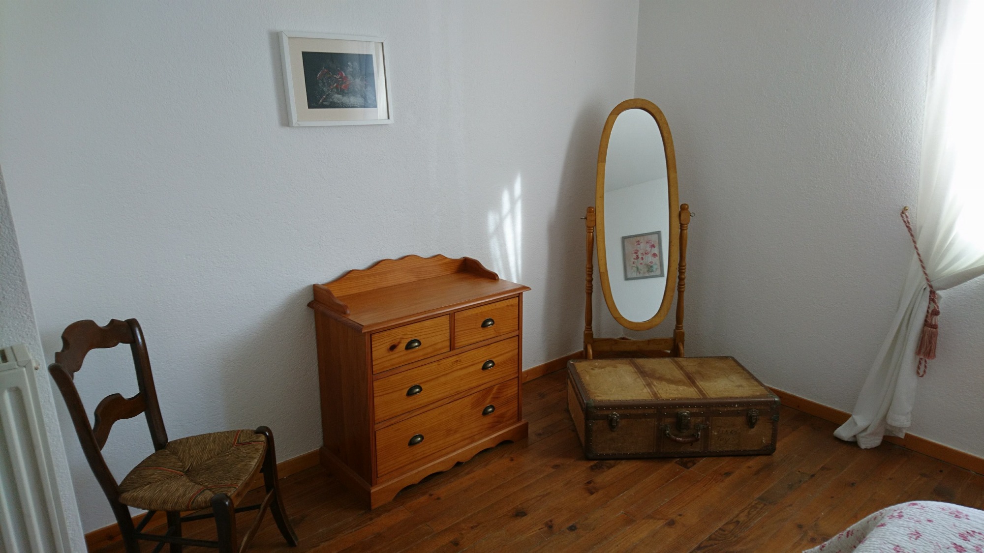 Mobilier de la chambre avec commode, miroir et chaise authentique