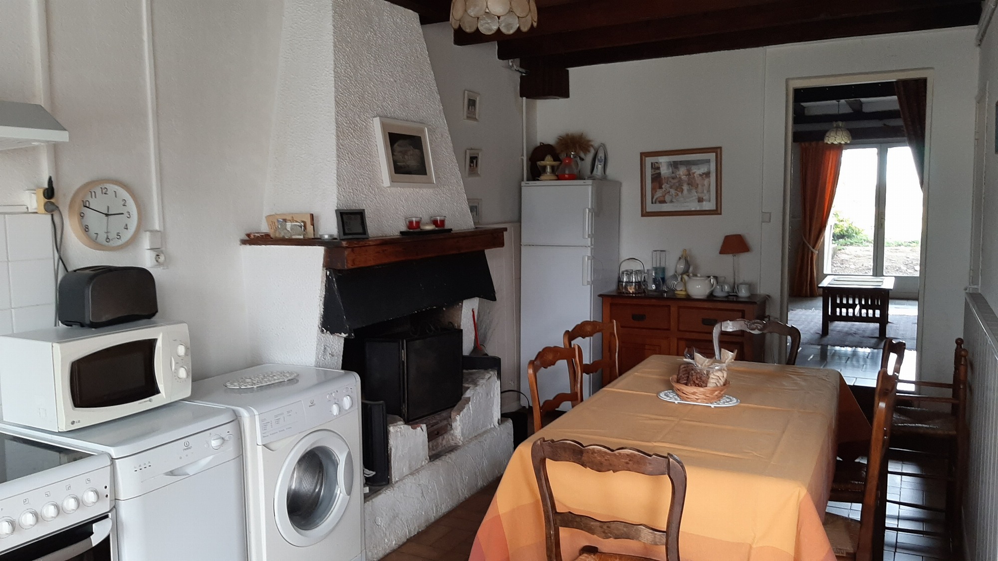 Espace repas au coin du feu