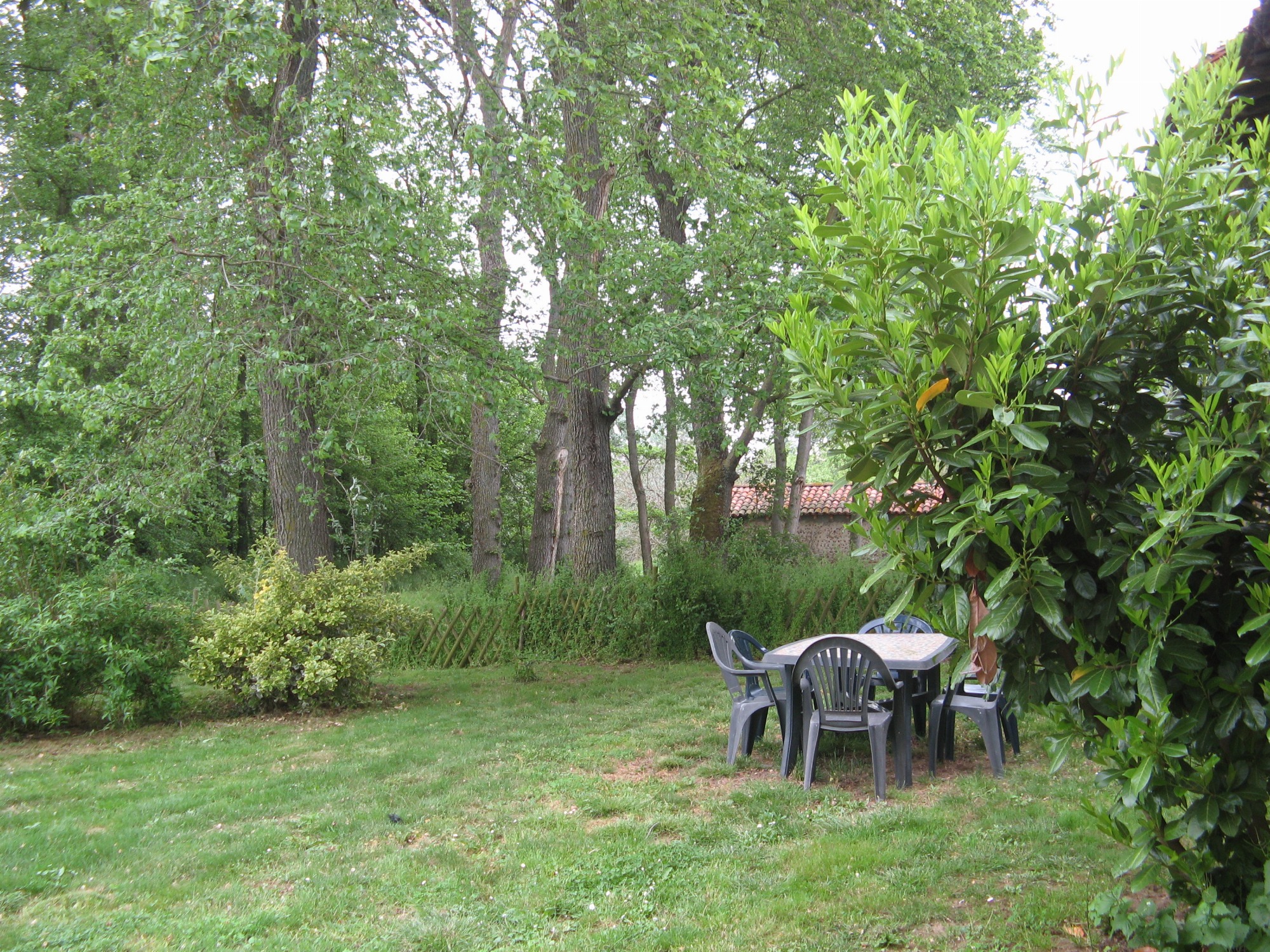 Terrasse extérieure avec coin repas dans le parc