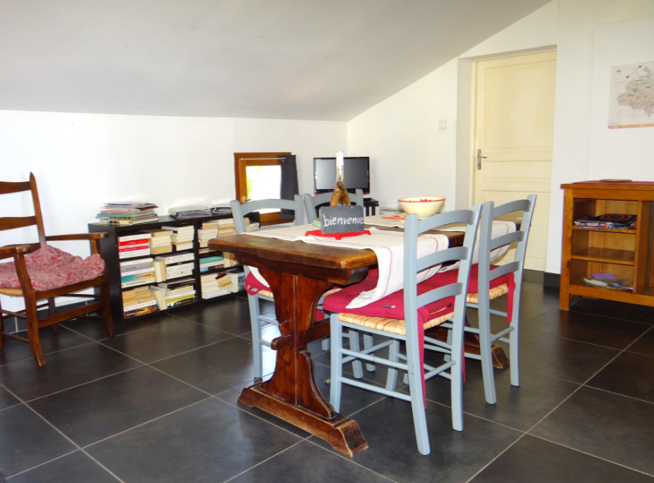 coin séjour avec table a manger