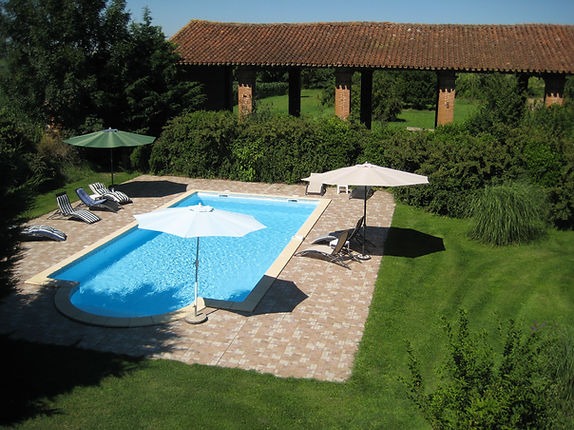 piscine extérieure avec bains de soleil