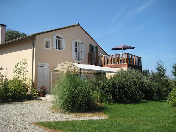 façade du gite avec vue sur le jardin