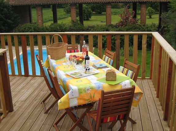 terasse a coté de la piscine ou est dressé le petit déjeuner