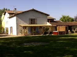 façade du gite vue sur le jardin