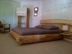 lit chambre double avec tete de lit faite en bois