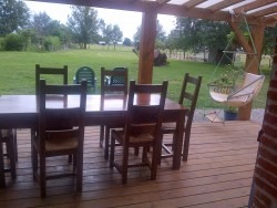 terrasse d'été couverte avec mobilier repas