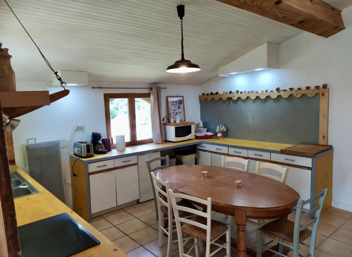 cuisine avec table repas et équipement