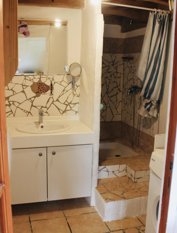 salle de bain avec grande vasque et douche à l'italienne