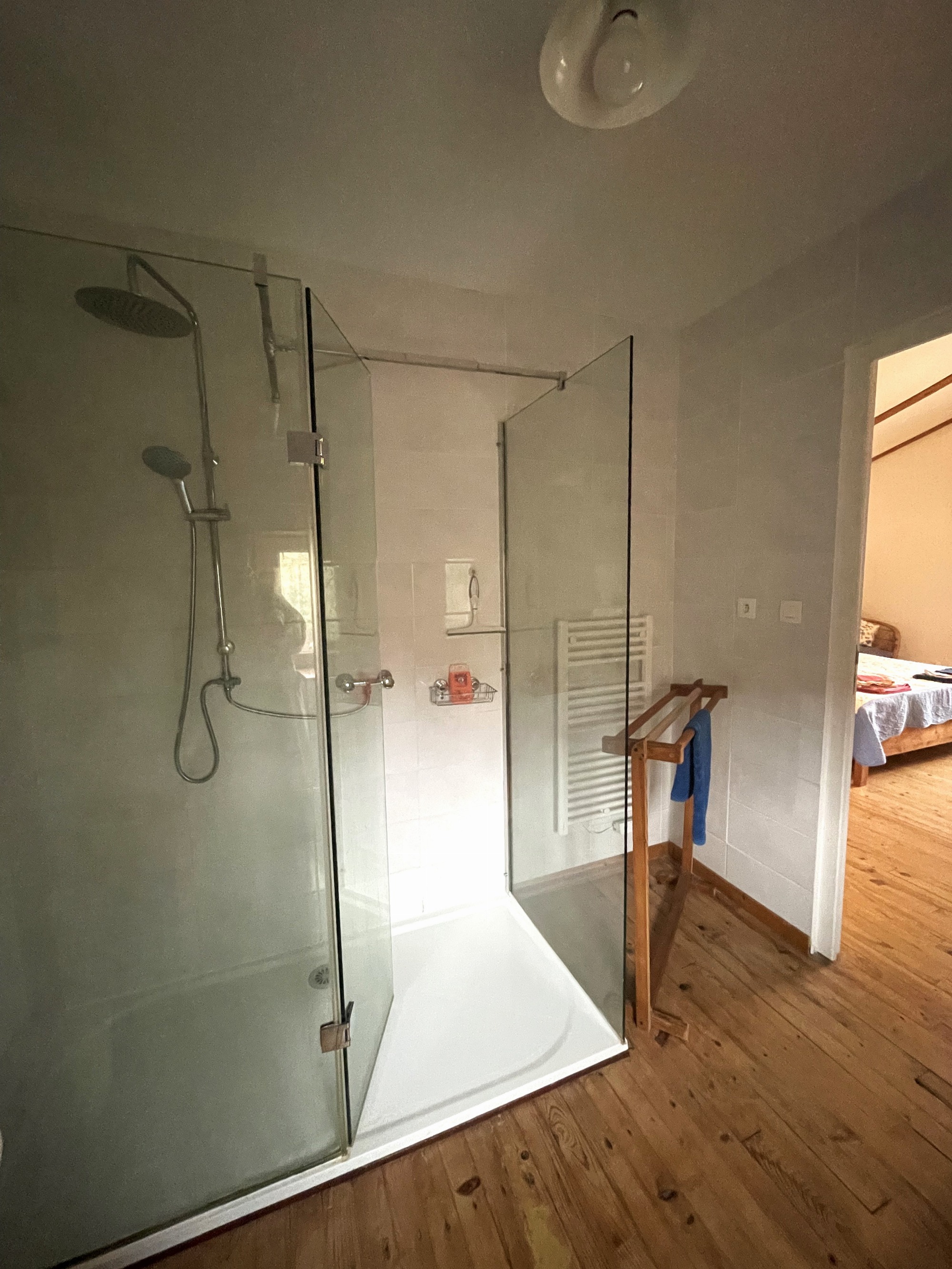 grande douche dans salle d'eau
