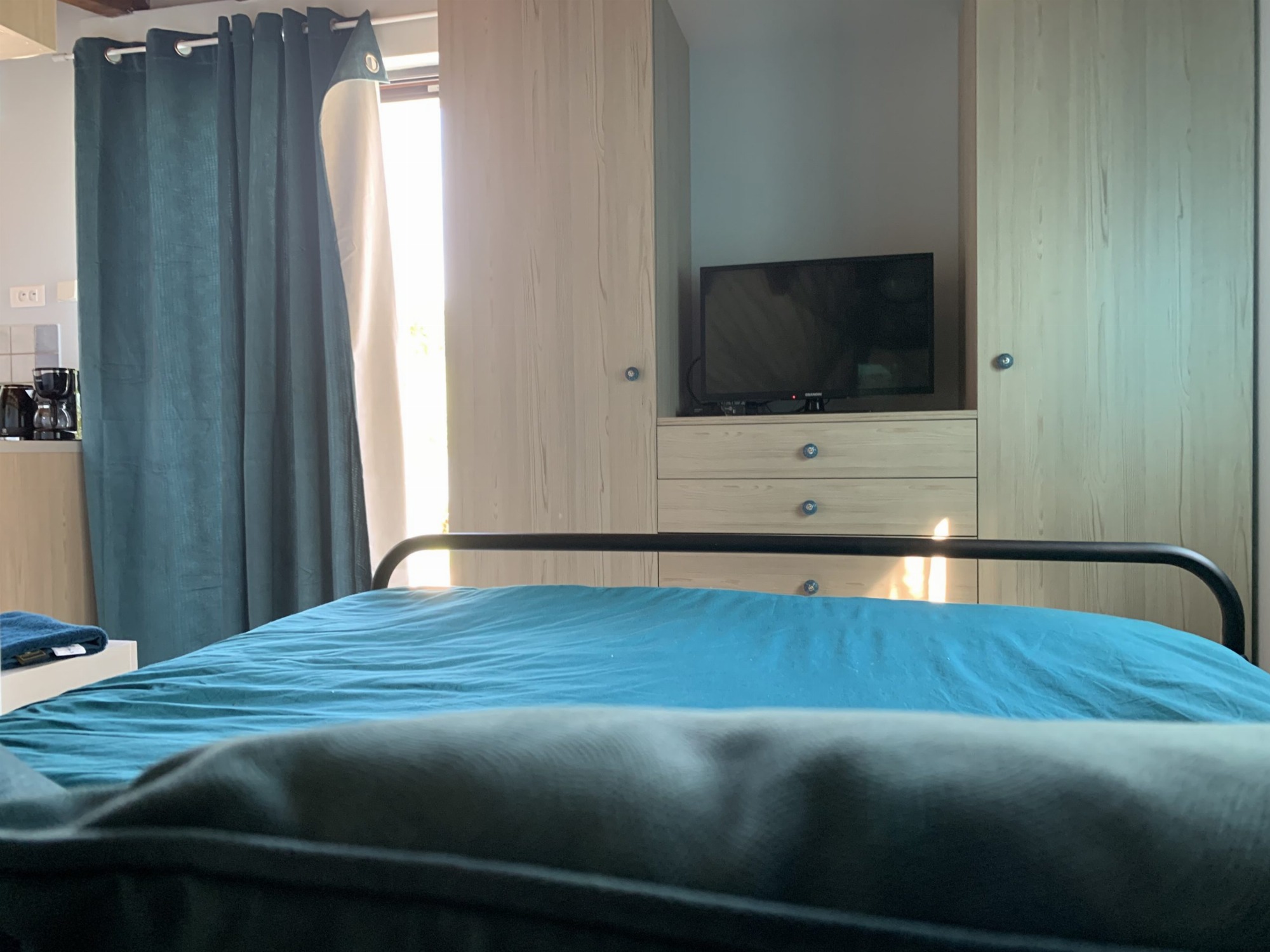 télévision et rangement de la chambre