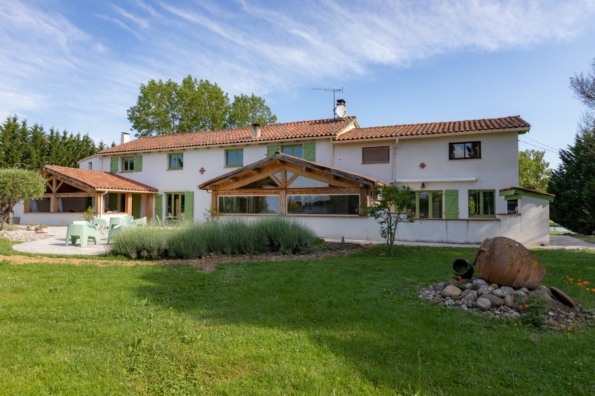 Vue de la façade du gite avec jardin