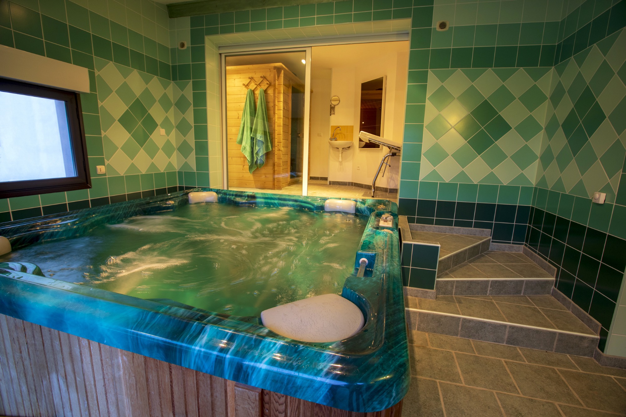 Un spa pour cinq personnes, un sauna de quatre personnes, une table de massage, ainsi qu’une douche à jets hydromassants compléteront cet espace détente, vous pourrez également profiter d’une terrasse extérieure équipée de transats.