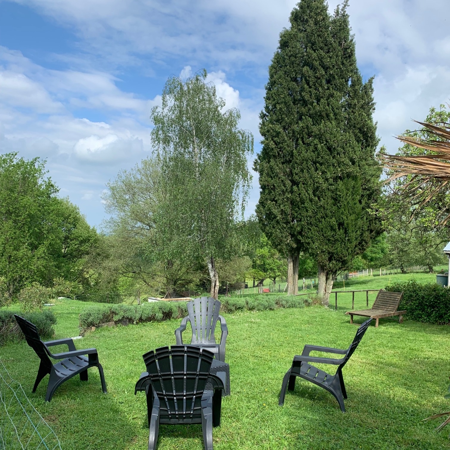 jardin avec chaises longues vue sur les pyrénées