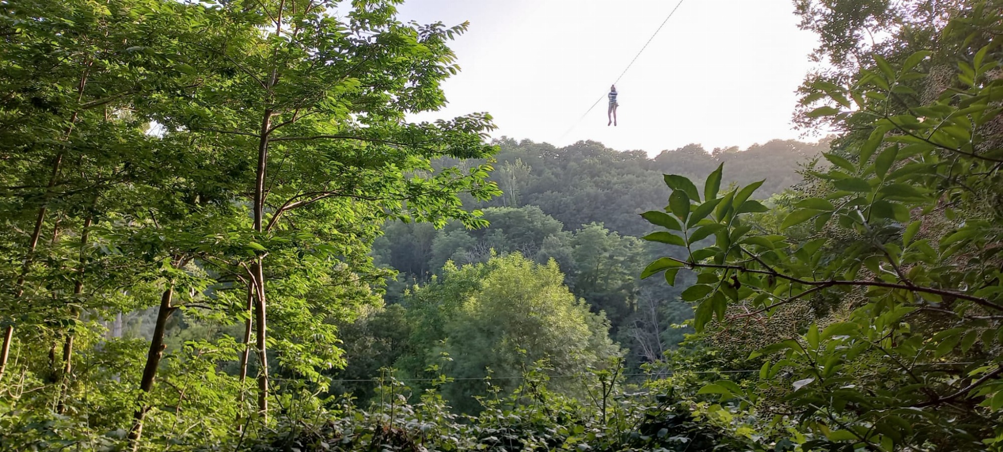 Survol rivière en tyrolienne