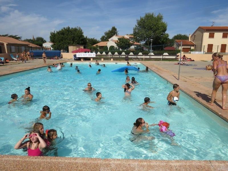 Piscine bassin exterieur ouvert en periode estivale