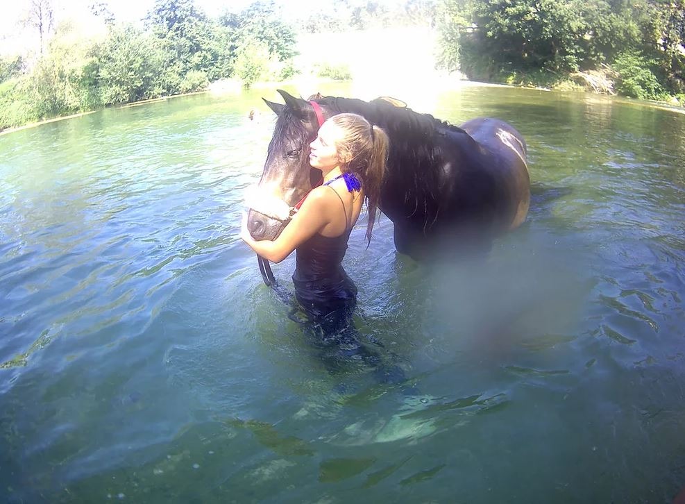 Cavalière dans la rivière de l'Ariège