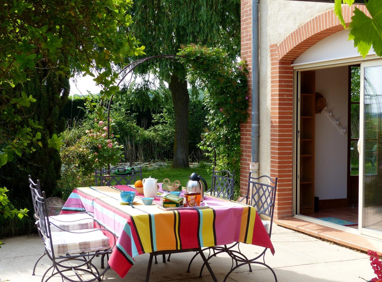 Au soleil du matin sur la terrasse du gîte Libellule