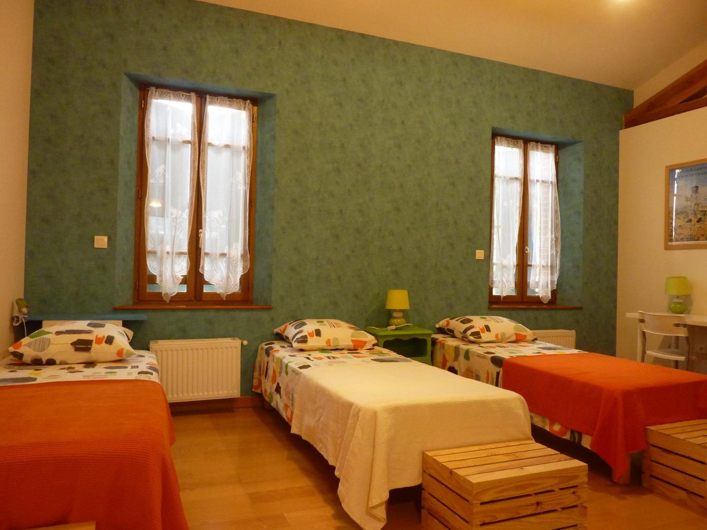 Chambre Turquoise 3 lits, 2 fenêtres