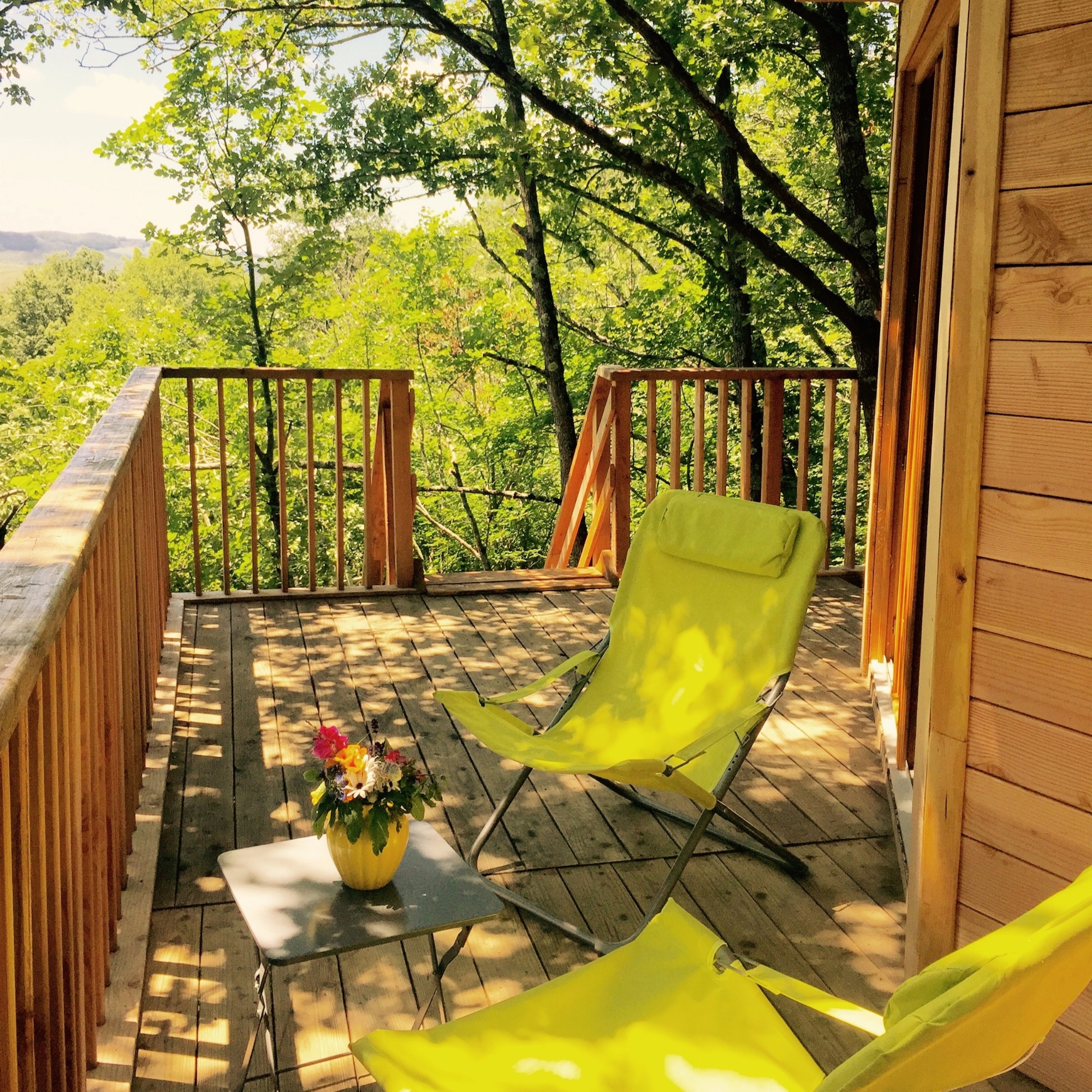 Terrasse avec bains de soleil dans un cadre calme