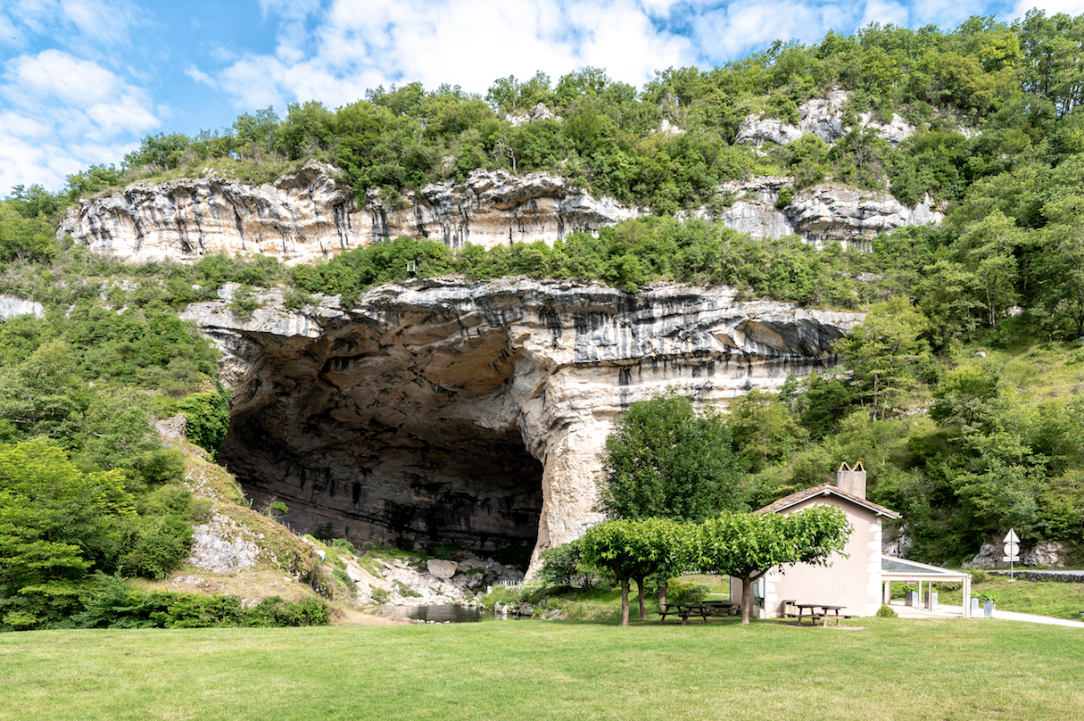 Découvrez l'immense entrée de la grotte !